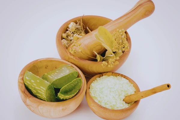 Aloe vera and natural remedies—gentle home support for acne-prone skin